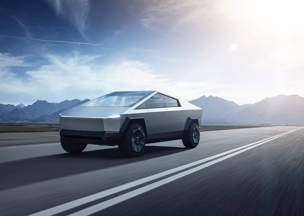 En cuanto a su aceleración, ambas pickups quedan casi tablas, pues la Hummer EV va de 0 a 60 mph (98 km/h) en 3 segundos, mientras que la Cybertruck logra un registro de 2.9 segundos.