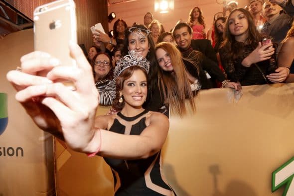 Una vez bajaban del escenario y durante la alfombra verde, se dieron la tarea de abrazarse, tomarse una que otra selfie y echarse uno que otro cuentito. ¡Y lo captamos todo!