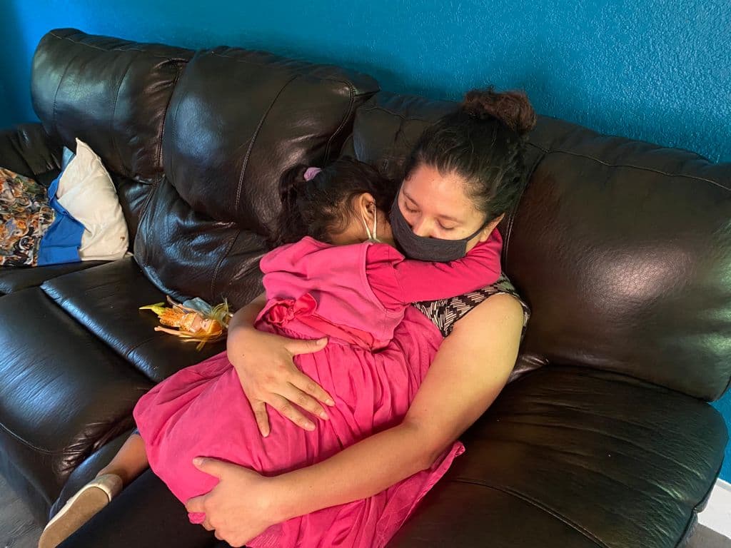 A Sacha le queda cerca de dos años de tratamiento para combatir la 
<b><a href="https://www.univision.com/local/san-antonio-kwex/mi-corazon-esta-destrozado-madre-de-familia-busca-recaudar-dinero-para-luchar-contra-el-cancer-que-padece-su-hija-de-5-anos-video">leucemia, el cáncer infantil más común. </a></b>