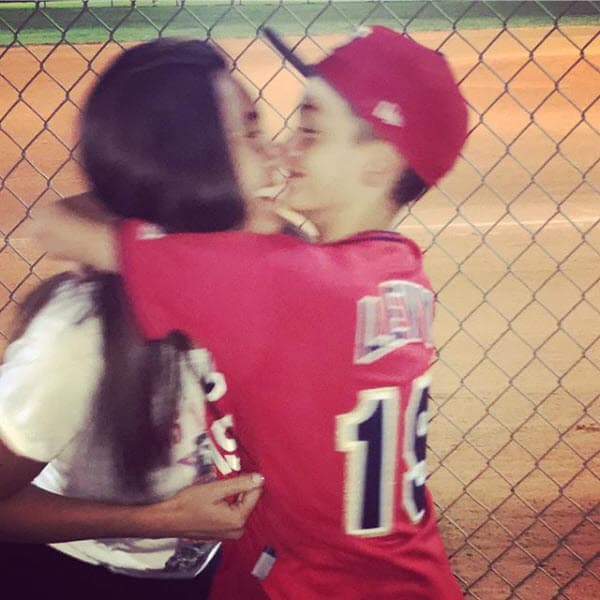 Elizabeth Gutiérrez siempre ha apoyado a su hijo en este deporte, por eso lo llena de besos y abrazos para darle ánimo, además de los gritos de apoyo durante el partido.