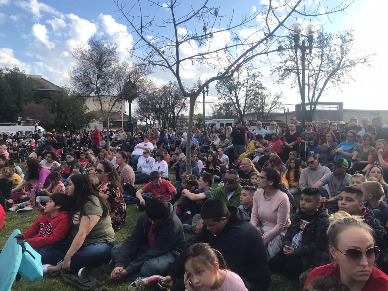 A las 4 de este viernes cientos de personas de la comunidad de Porterville se reunieron en el parque Centennial para despedir a los 
<a href="https://www.univision.com/local/fresno-kftv/identifican-a-los-dos-bomberos-que-murieron-en-el-incendio-de-la-biblioteca-de-porterville">dos rescatistas. </a>