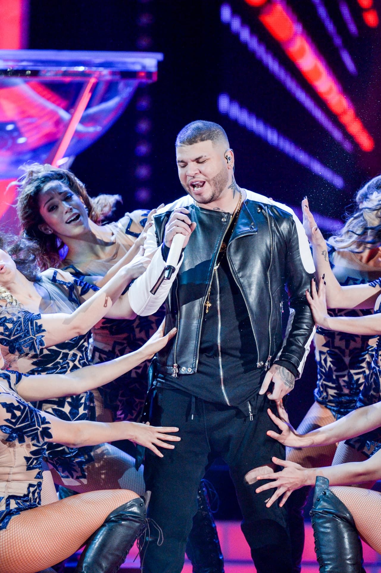 El primer número musical de la noche fue explosivo.