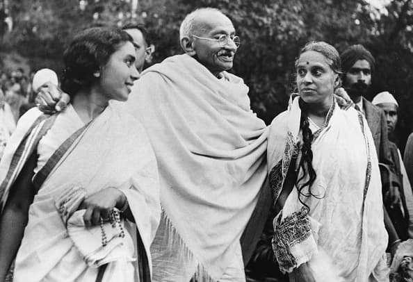 Sin embargo, algunos historiadores han criticado a Gandhi e incluso lo han acusado de racista contra las personas negras. Asimismo,
<b> fue protagonista de varios escándalos sexuales y fue criticado por tener compañeras mucho más jóvenes que él. </b>
<br>