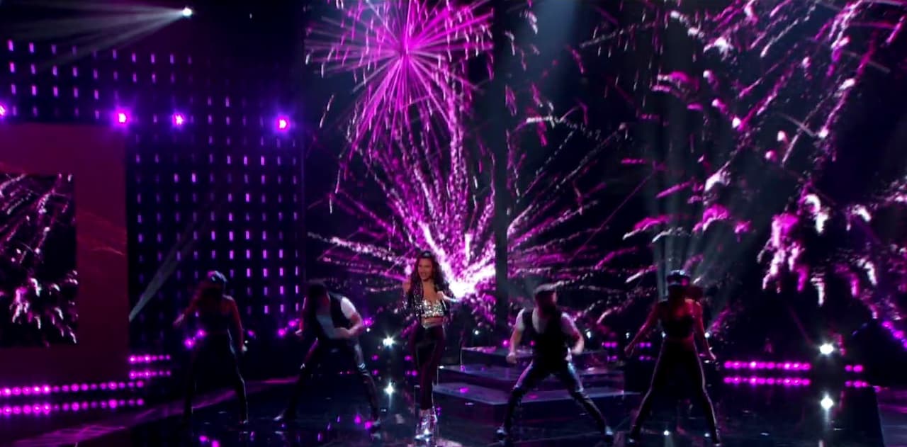 Ana Patricia interpretó el tema con mucha energía y dominó la tarima con gran ritmo y espectaculares movimientos.