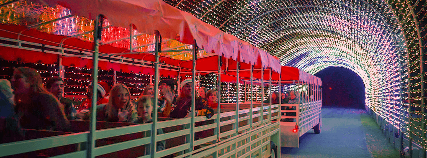 <b><a href="https://goo.gl/maps/ycQ6SGqdw5KZiKHm9   " target="_blank">LaGrange</a></b>. Es el hogar de la familia Callaway y puedes disfrutar de 1916 Hills & Dales Estate (la casa de Fuller e Ida Callaway) adornada con una decoración navideña o deslumbrar a los niños con una parada cercana en Pine Mountain en Fantasy In Lights de Callaway Resort & Gardens.