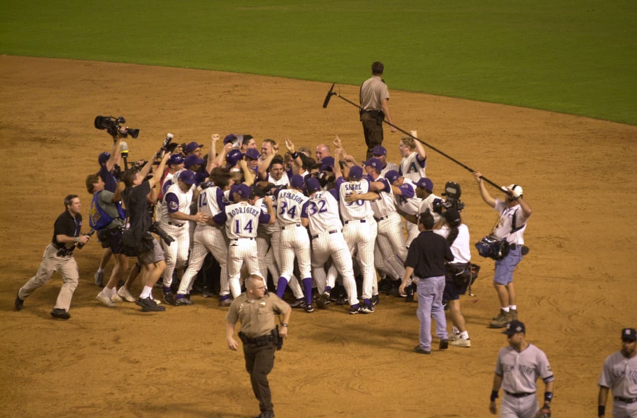 Los Diamondbacks aprovecharon que la serie inició en casa para imponerse en los dos primeros juegos por paliza, el primero 9 carreras a 1, y en el segundo 4 carreras a cero.