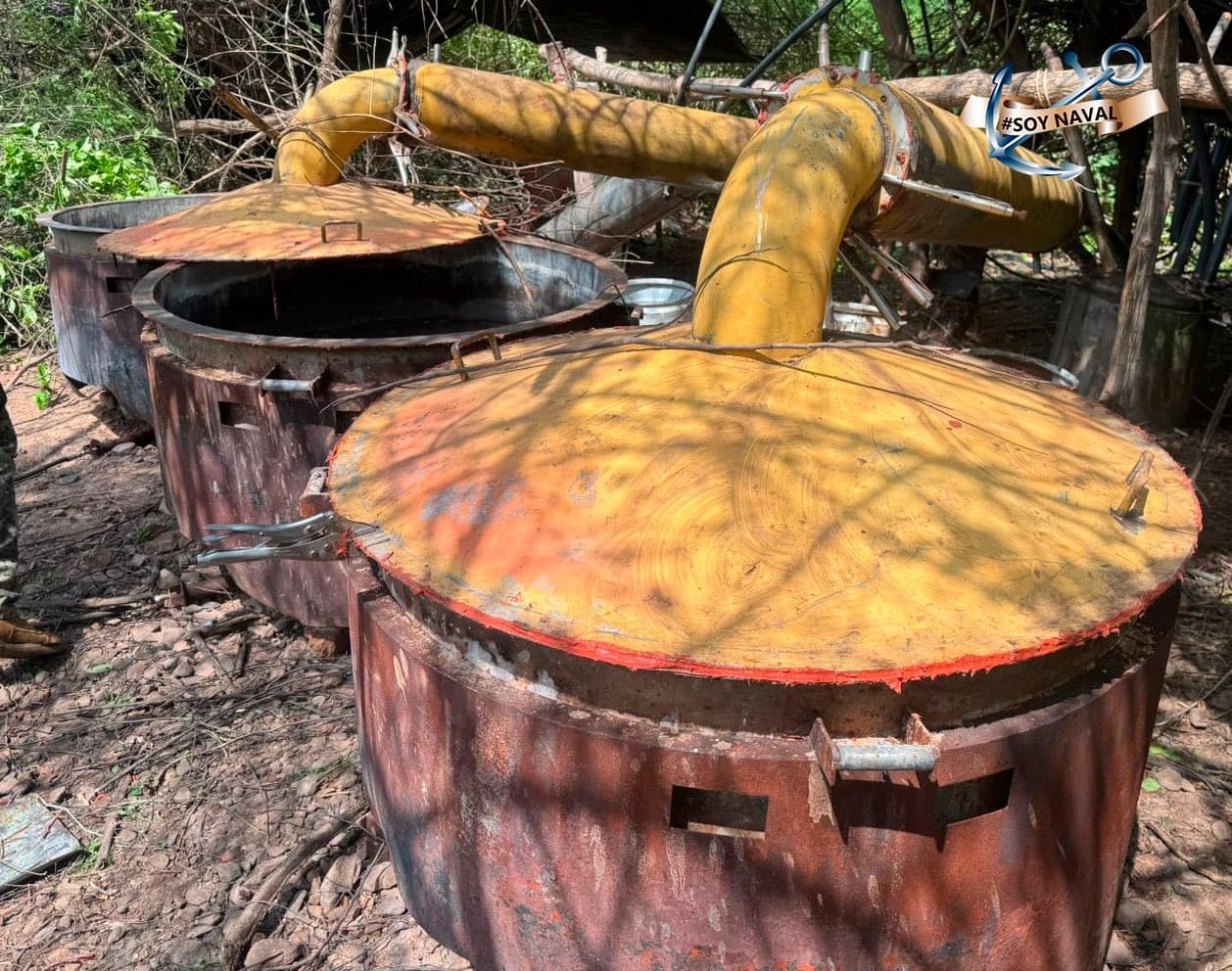 Fueron localizados 1,600 litros de precursores químicos líquidos.