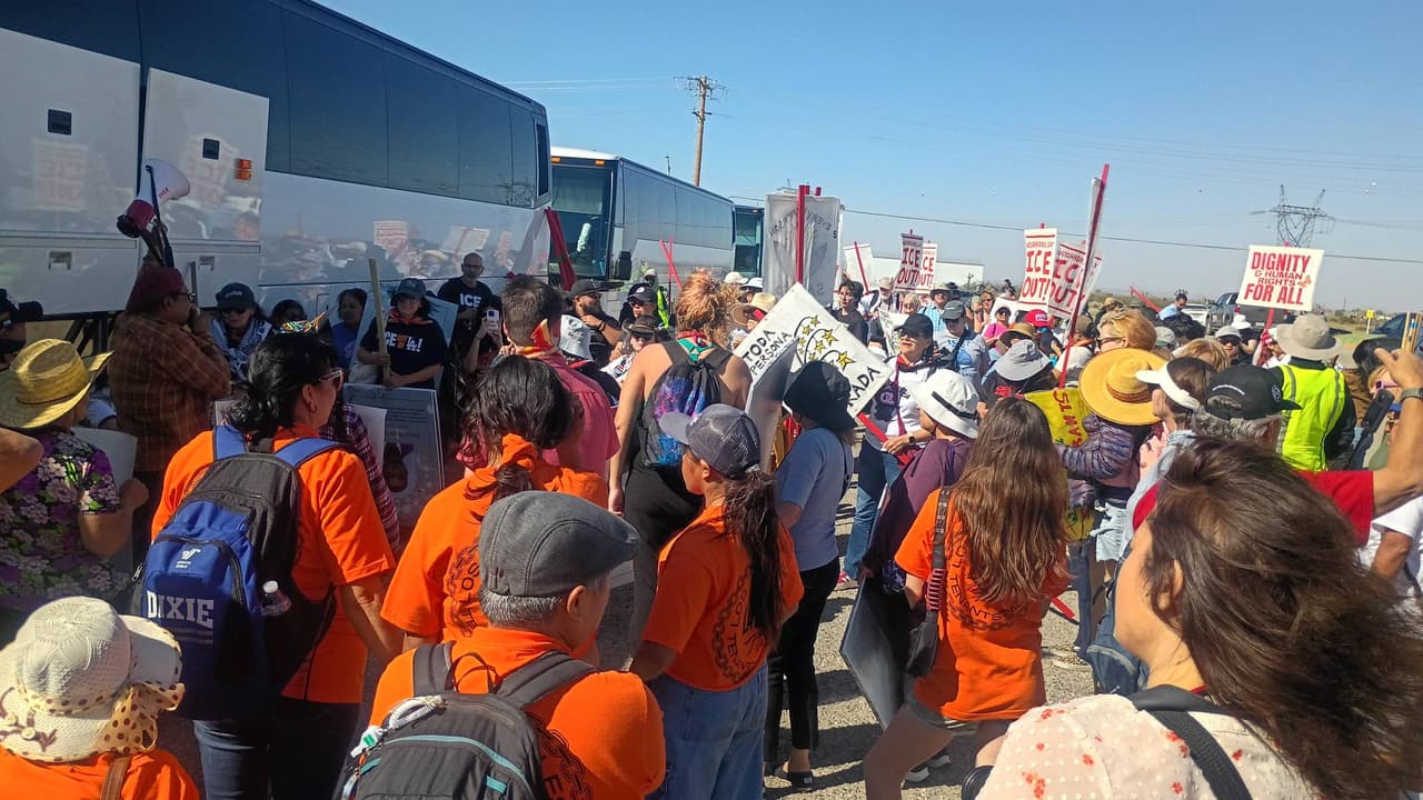 Comunidad lleva música y esperanza a detenidos en centro ICE de Adelanto