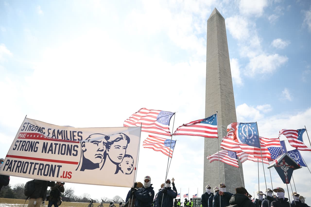 Estas son algunas de las banderas y mensajes del grupo Patriot Front.