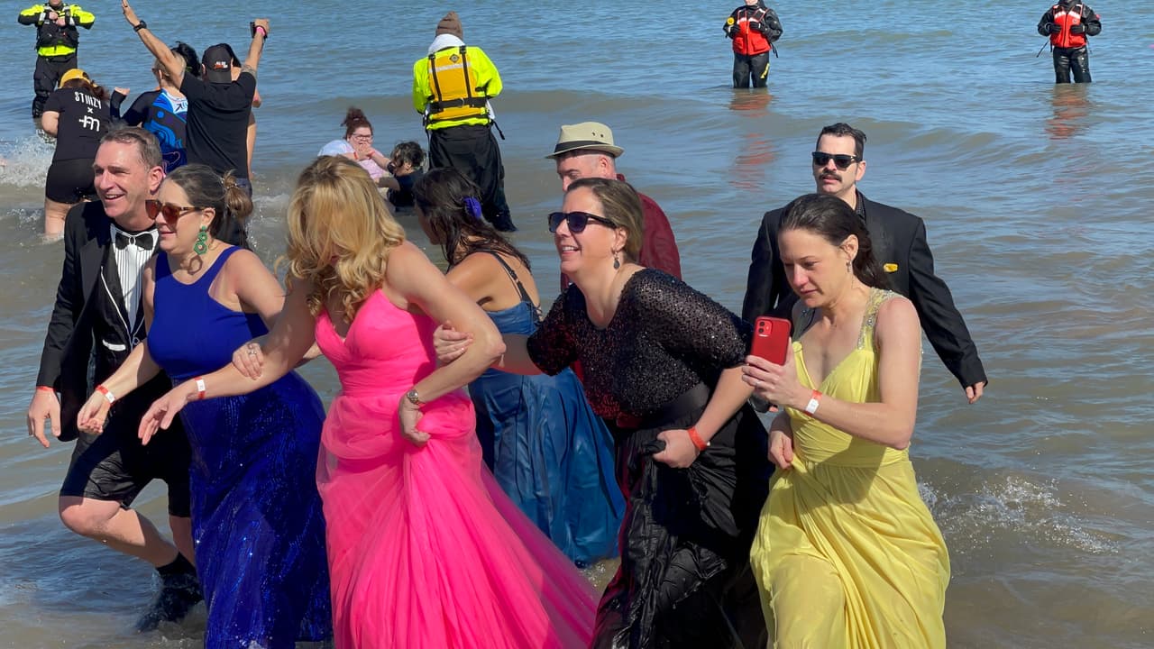 Aglunas personas decidieron hacer su chapuzón con trajes.