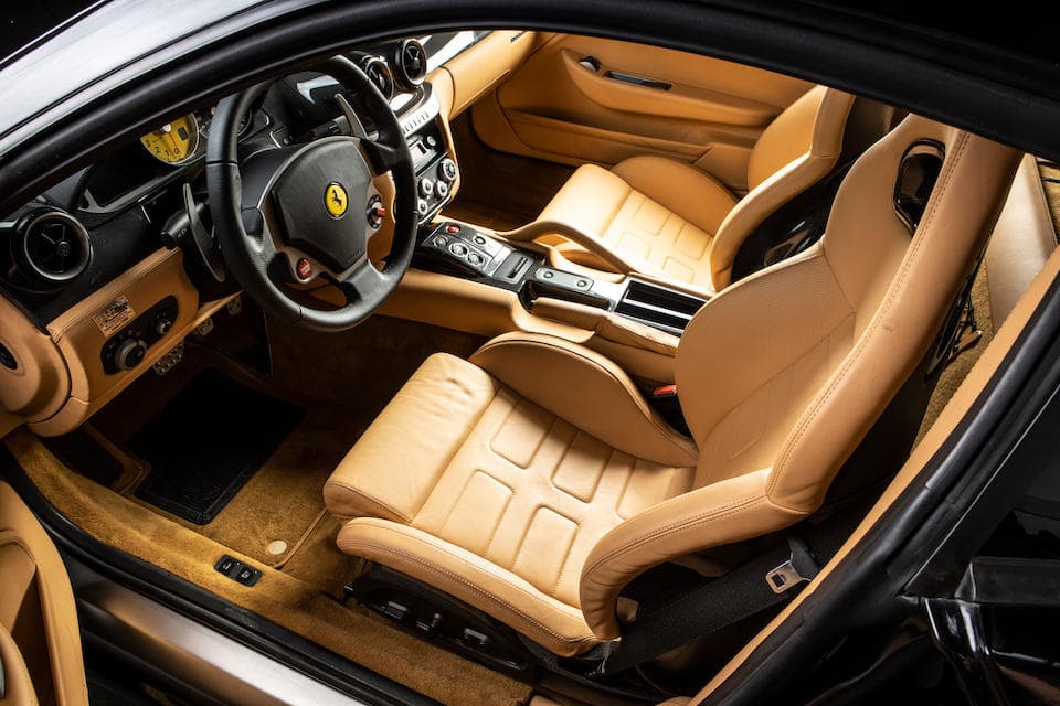El Ferrari 599 GTB es el más común de los Ferraris de 'El Patrón'. Construido entre los años 2006 y 2012, el 599 GTB cuenta con un motor V12 de 6.0 litros capaz de generar 612 caballos de fuerza. El auto estuvo equipado con una transmisión semi-automática de 6 velocidades aunque Ferrari construyó 30 unidades con transmisión manual con igual número de engranajes de las cuales 20 llegaron a EEUU. Hoy un 599 GTB con transmisión automática puede costar 200,000 dólares, mientras que un modelo con transmisión manual puede rebasar los 500,000 dólares ya que son considerados piezas de colección.