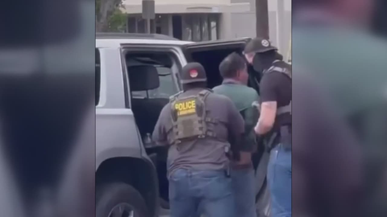 Presuntos agentes federales someten con violencia a un habitante de Santa Ana