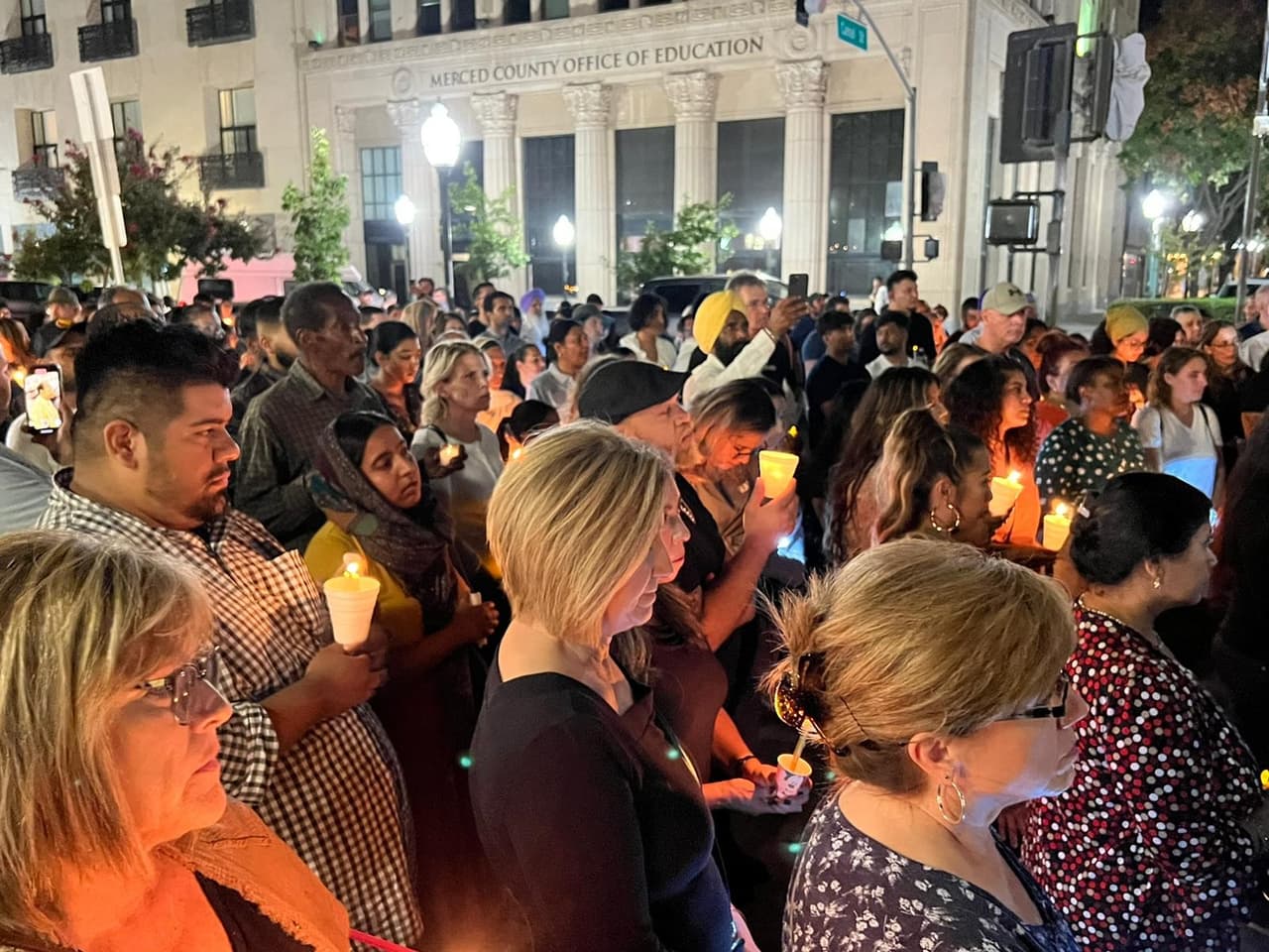 Sin importar raza, género o religión, los habitantes de Merced manfestaron sus condolencias.
