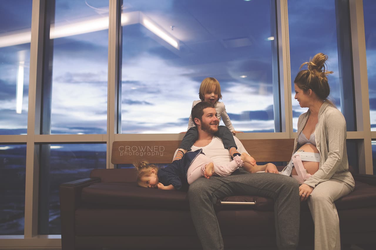 Laura Paulescu de
<a href="http://http://crownedphotography.com/blog/meet-me/" target="_blank">Crowned Photography</a> retrató los íntimos momentos en el hospital de esta familia de Denver. Paulescu, fotógrafa desde hace siete años, decidió dedicarse a la fotografía de nacimientos luego de convertirse en madre.