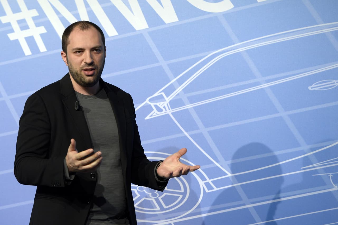<b>Jan Koum tiene una fortuna de $13,6 mil millones.</b> Cofundó WhatsApp en el 2009, que es “ahora el servicio de mensajería móvil más grande del mundo”, según Forbes.