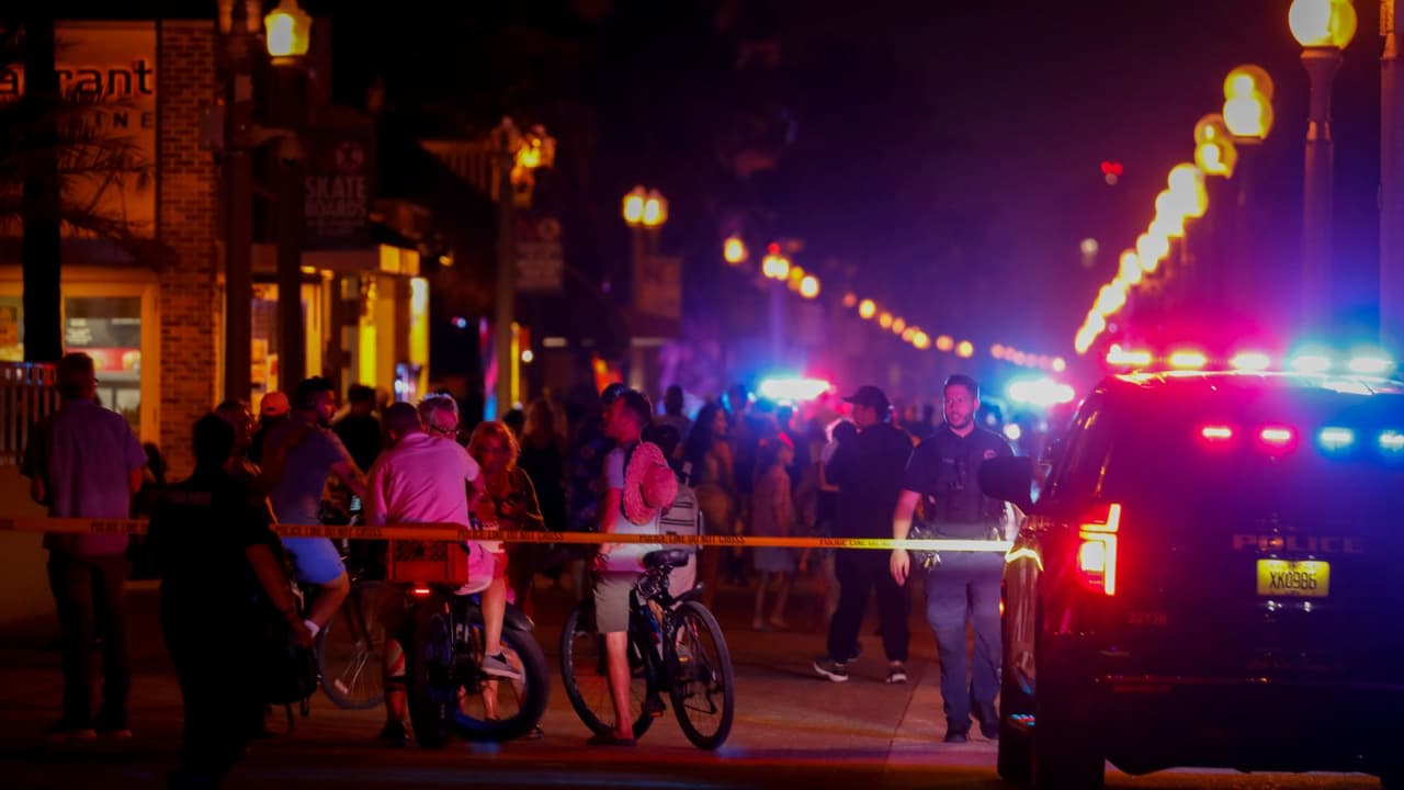 Un hombre dijo a los medios que se sentía desilusionado, "porque 
<b>siempre este era un lugar pacífico y familiar</b>, Hollywood esta noche se convirtió en un segundo South Beach, todos se tiraron para el suelo", contó Joey.
<br>