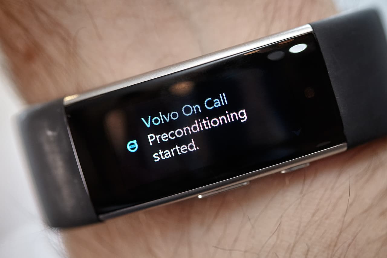 Microsoft Band 2 interactuando con un vehículo Volvo