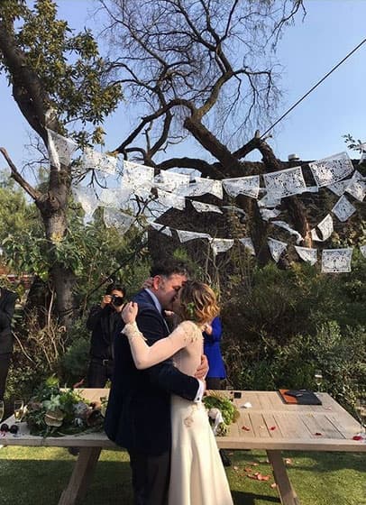 Así sellaron su amor la actriz y el músico acabado el enlace. ¡Felicidades a los recién casados!