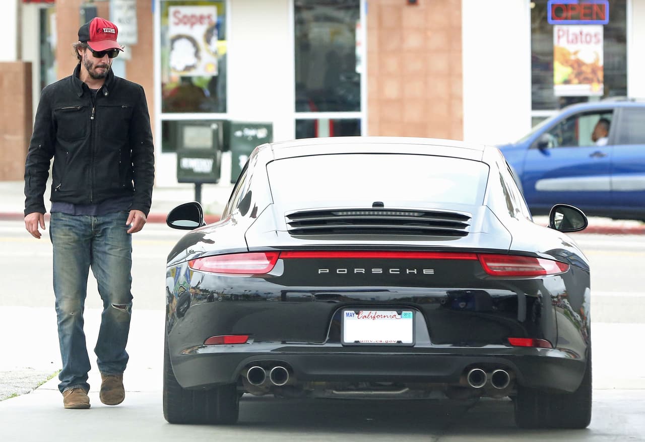 Más de un año después, en septiembre de 2008, Keanu se declaró inocente y argumentó que el paparazzi se tiró por si solo al suelo y trató de hacer pasar una vieja herida en la muñeca como resultado de ese incidente. Se sabe que el actor
<b> iba manejando un Porsche 911.</b>