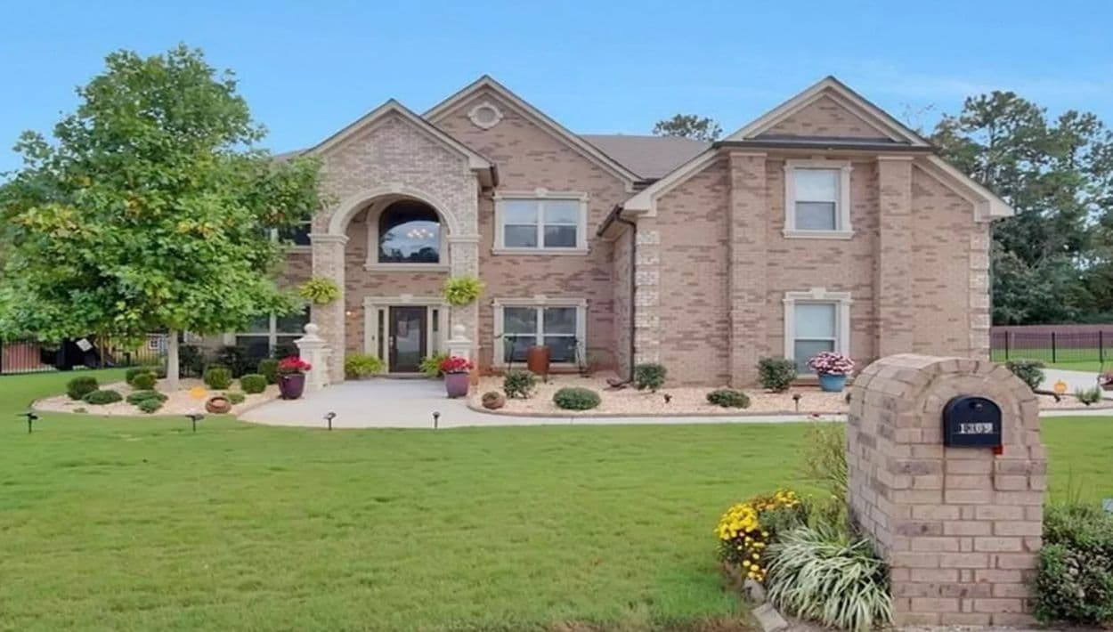 Entre sus bienes destacaba una residencia frente al agua con siete habitaciones, adquirida con dinero ilícito.