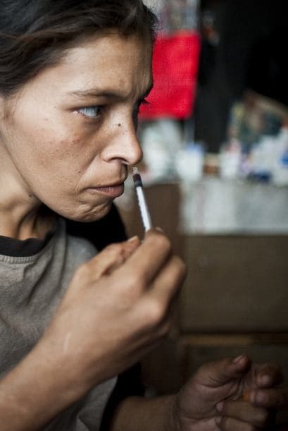 El recorrido se hace en compañía de activistas que visitan a diario los 'picaderos' para cambiar jeringas usadas por nuevas y, cuando no reúnen las suficientes, para capacitar en la limpieza de las que van a ser reutilizadas.