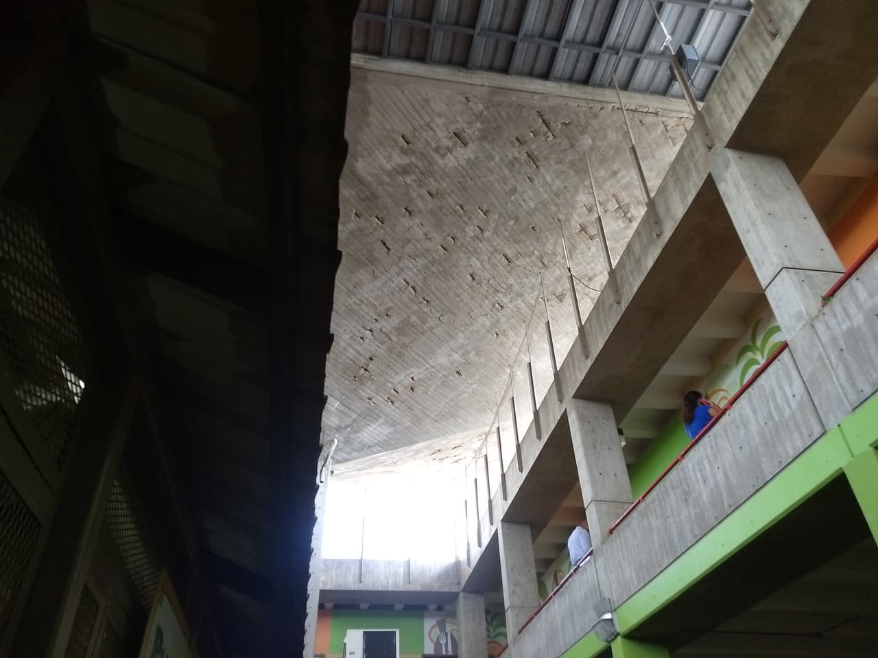 La oficina principal está localizada en el segundo piso.