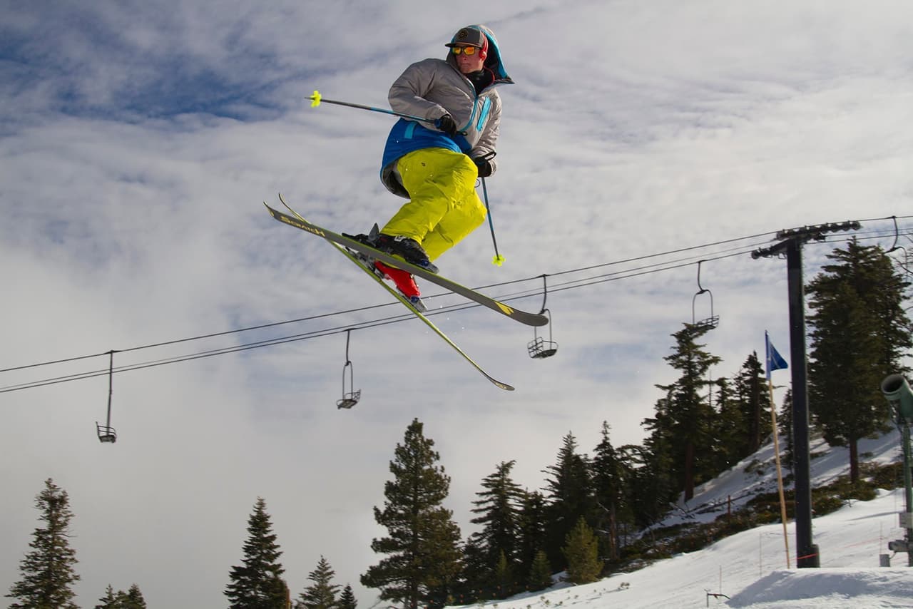 <b>Snow Valley</b>: este resort recomienda planificar su visita y verificar las condiciones del tiempo antes de emprender el camino para disfrutar del área de esquies y toboganes de nieve.
<br>
<br>Dirección: Lo encuentras en el 35100 CA-18, Running Springs, CA 92382 a unas tres horas por carretera desde Los Ángeles