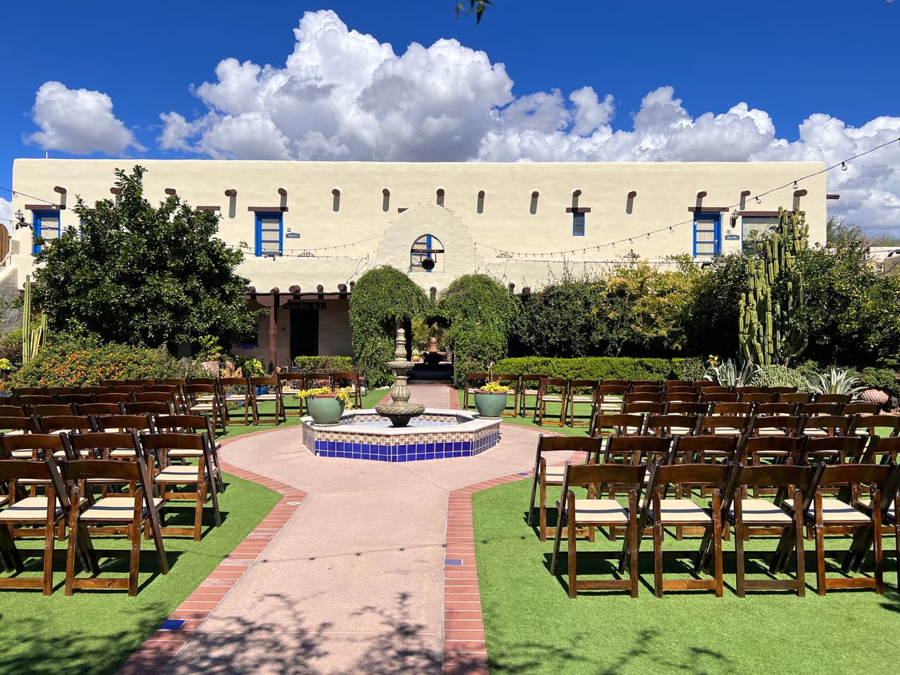 El lugar es escogido por muchas parejas para sus bodas, tiene un lugar exterior y salones para recepciones.