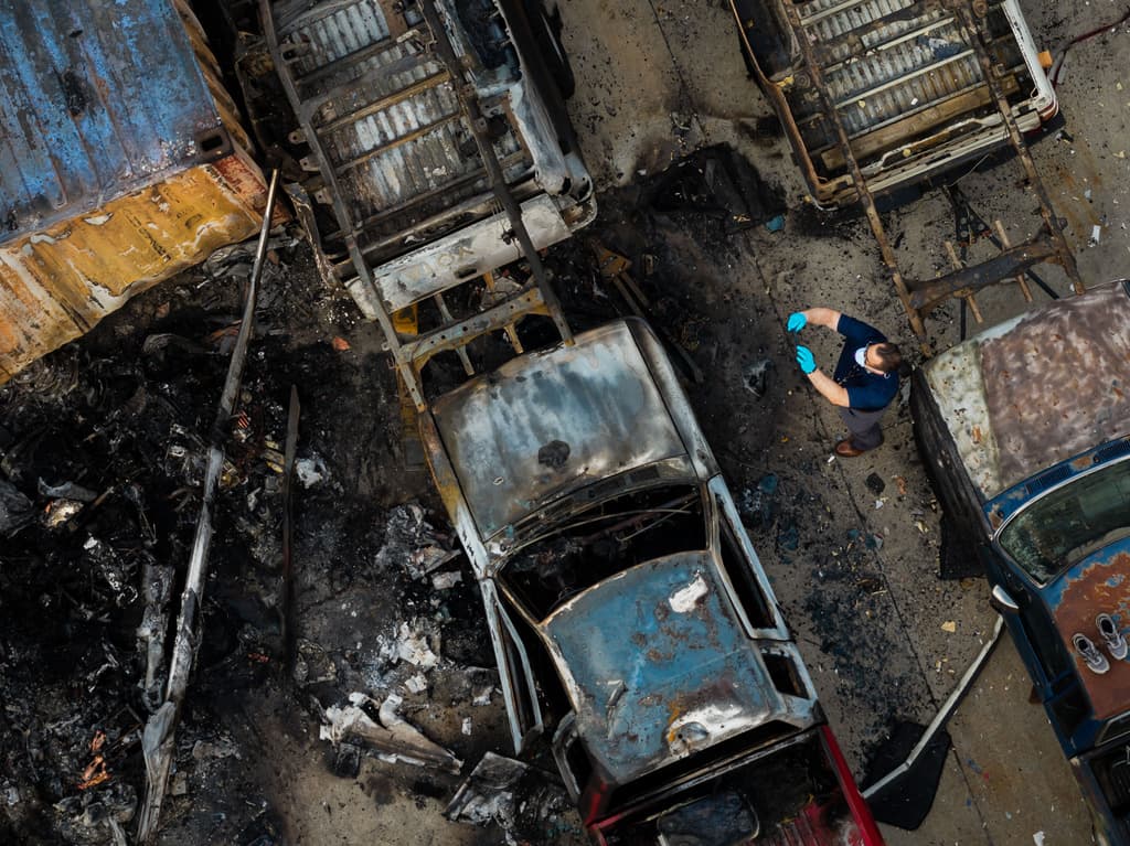 Jeff Guzzetti, experto en seguridad aérea, declaró a la agencia AP que el accidente "tiene todas las características de una 
<b>posible pérdida de potencia del motor y una peligrosa disminución</b> en la 
<b>velocidad del rotor principal</b>".
<br>A su juicio, 
<b>el piloto intentó realizar una maniobra para forzar al rotor a girar de nuevo</b>, pero el helicóptero ya estaba a baja altitud.