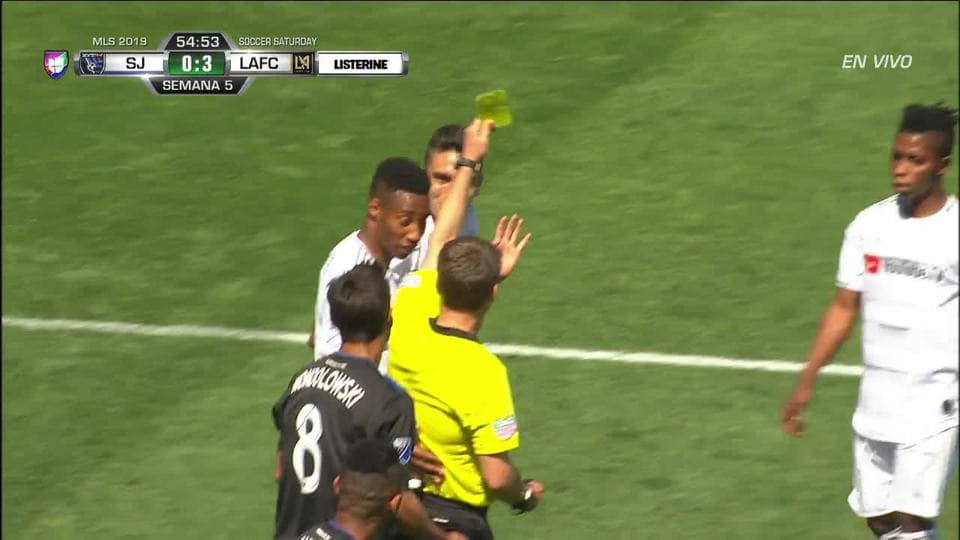 Tarjeta amarilla. El árbitro amonesta a Eduard Atuesta de Los Angeles Football Club