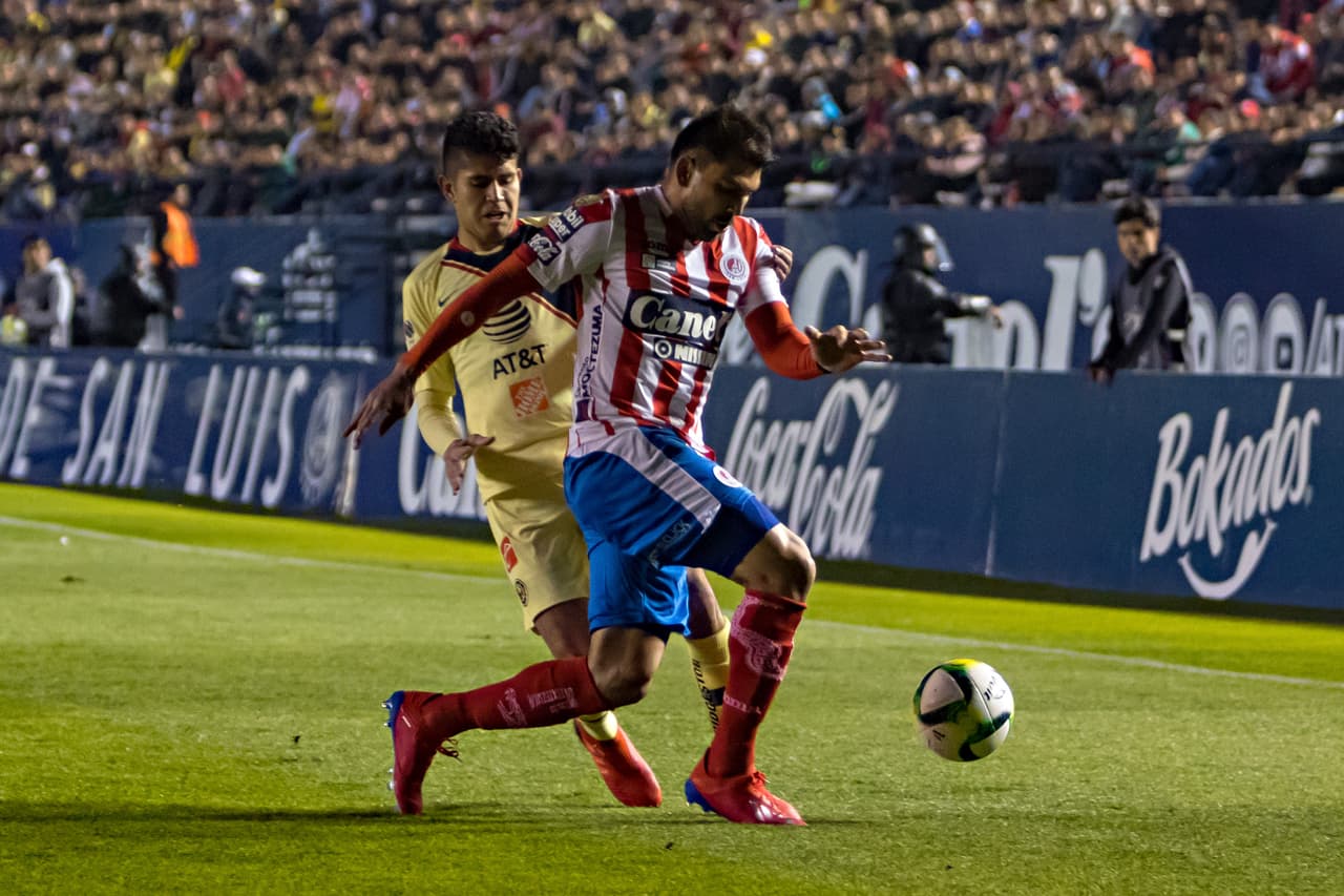 Y al final de los primeros 45 minutos, sin jugar por nota ni de manera deslumbrante, San Luis lució mejor que las Águilas y se iban al descanso con una ventaja
