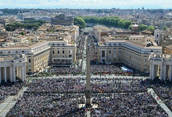 Una fotografía tomada desde la Basílica de San Pedro, muestra la asistencia masiva de feligreses en la plaza de San Pedro y la explanada que comunica al Vaticano con Roma.