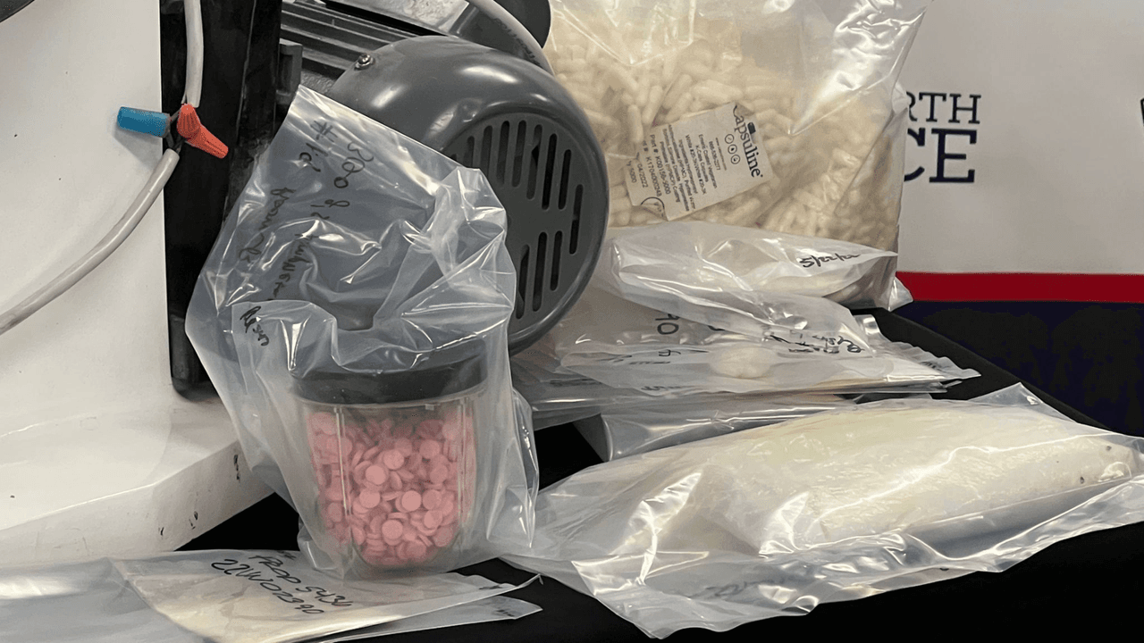 Las autoridades recuperaron 3.75 kilogramos de drogas, los cuales equivalen a 11,721 dosis letales, informó la policía. También confiscaron diversos objetos de la escena.
<br>