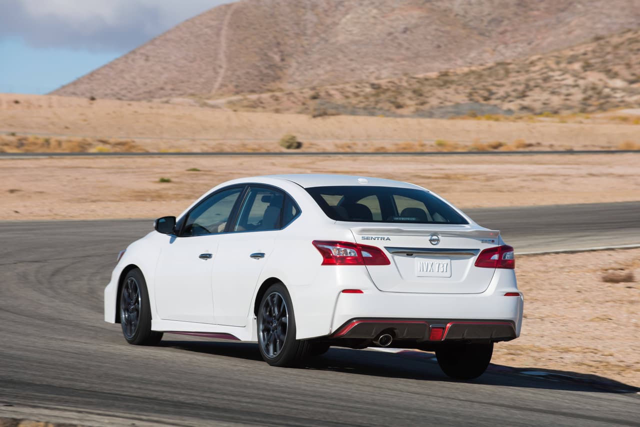 <b>Nissan</b> se planteó como 
<b>objetivo</b>, con la concepción del 
<b>Sentra NISMO</b>, 
<b>combinar</b> a la perfección el 
<b>espíritu deportivo</b> mediante una carrocería aerodinámicamente agresiva, con la 
<b>sobriedad</b> clásica de un 
<b>sedán</b> como el modelo base.