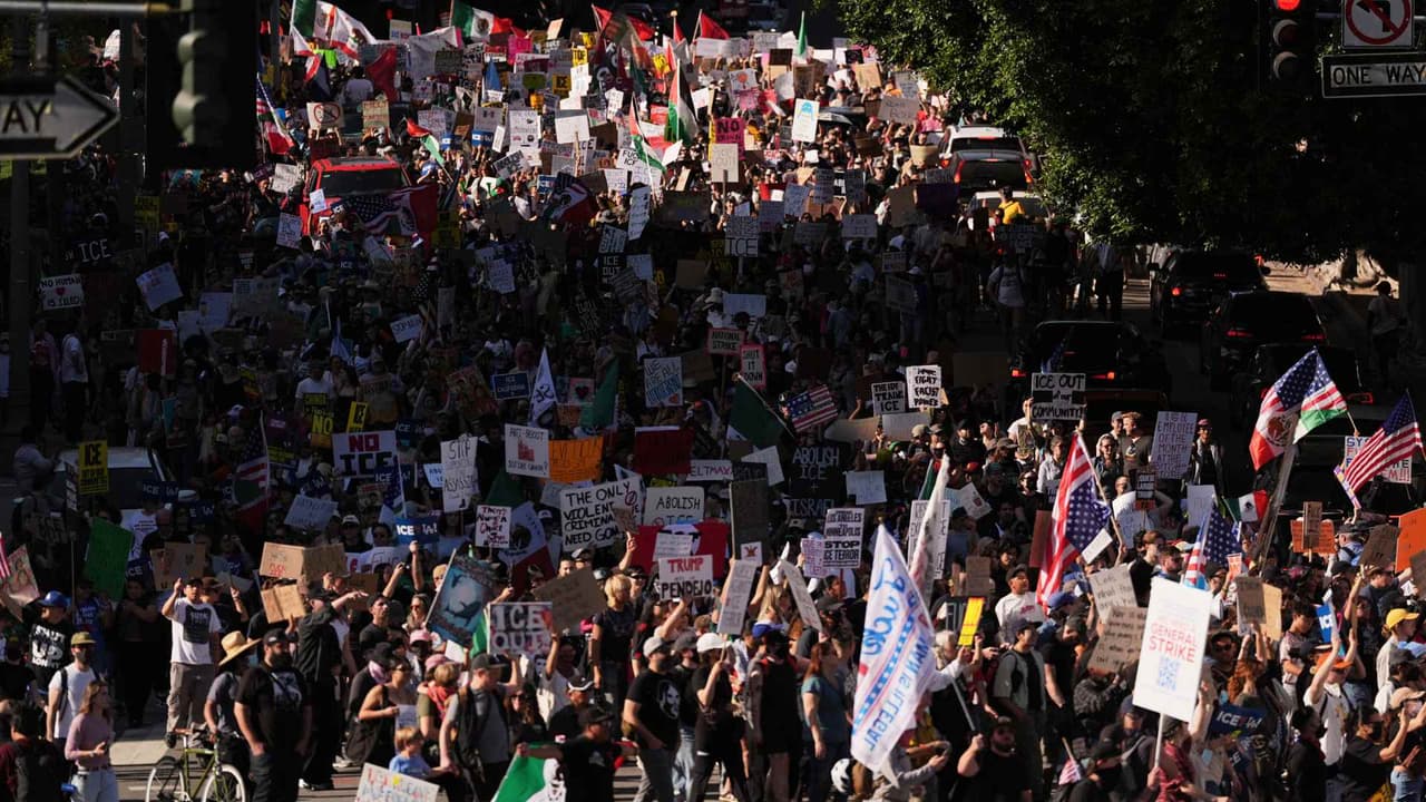 Manifestantes en Los Ángeles exigen la salida de ICE de las ciudades de EEUU