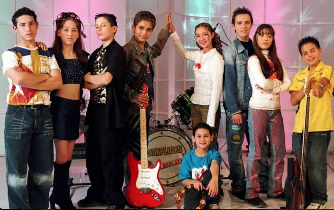 "Yo empecé al aire y a la semana nos fuimos de gira a Zacatecas. Esa semana fue la peor para mí,
<b>la peor de mi vida, porque yo tenía un estrés horrible</b> de irme a presentar en vivo mientras yo pensaba que esperaban a alguien más", contó a su amiga Naydelin.
<br>