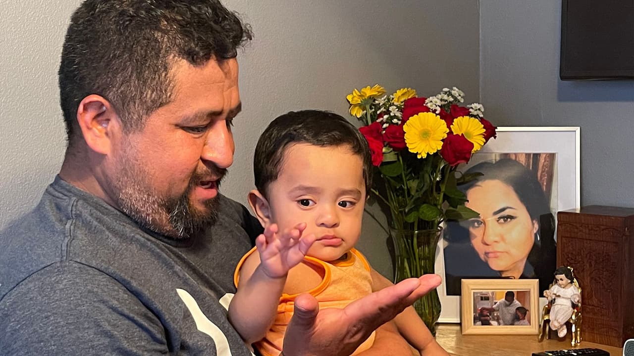 <a href="https://www.univision.com/local/houston-kxln/nos-dejo-un-vacio-muy-grande-hispano-pierde-a-su-esposa-por-coronavirus-y-ahora-teme-por-su-bebe-recien-nacido">Alfredo es de los múltiples padres solteros</a> que inesperadamente se quedaron al cuidado de sus hijos tras perder a sus parejas, que estando embarazadas, le perdieron la batalla al coronavirus en el 2020, asumiendo la posición de madre y padre, algo que ha sido todo un reto para él.