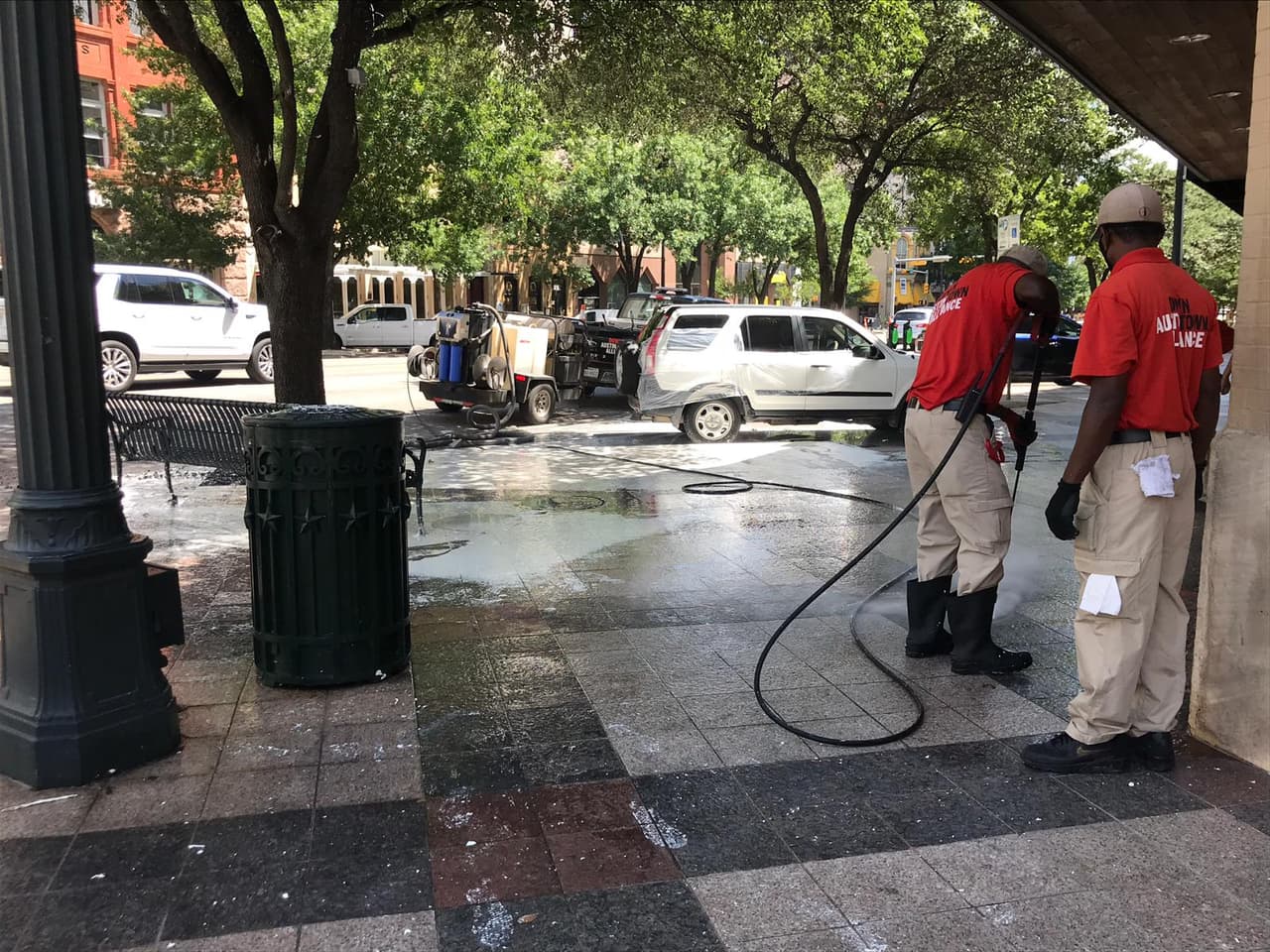 Sin embargo, los manifestantes aseguran que lo que sucedió no fue cómo lo narra el conductor. 
<a href="https://www.statesman.com/news/20200727/texas-law-gives-no-simple-answer-in-garrett-foster-killing-at-austin-protest" target="_blank">De acuerdo con el diario Austin American Statesman</a>, varios testigos indicaron que el hombre parecía conducir hacia la multitud y se detuvo cuando el vehículo golpeó una barrera temporal erigida para bloquear el tráfico de la calle. Varios manifestantes, incluido Foster, se acercaron al auto. Según estas personas, Foster tenía su arma apuntada hacia abajo.
<br>