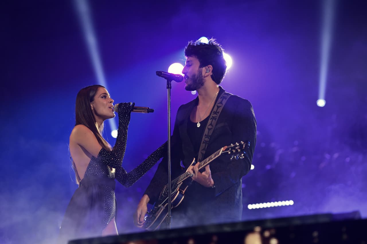 Ya en la celebración la pareja interpretó a dueto el tema 'Cristina'.