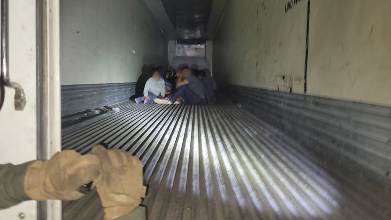 Los migrantes estaban encerrados sin posibilidad de escapar, de acuerdo con John R. Modlin, agente jefe de patrulla del sector Tucson de la Patrulla Fronteriza de los Estados Unidos.