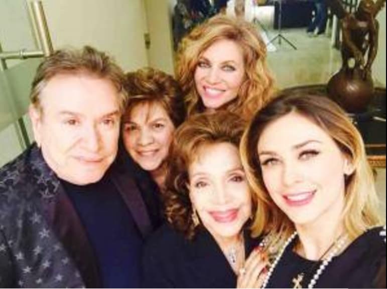 Con el productor Rubén Lara, la mamá de Aracely y la primera actriz María Víctoria, aquí según el mensaje es foto del cumpleaños de 'La Chule'.