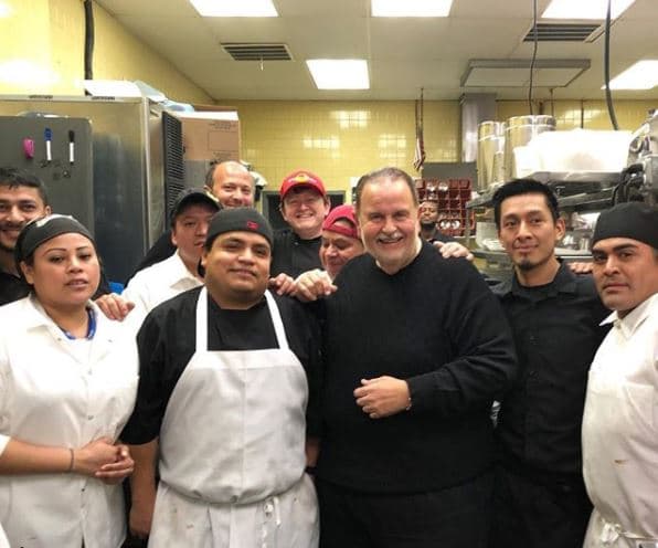 Listo para una cena Kosher pero antes una foto con todos los trabajadores latinos del restaurante.