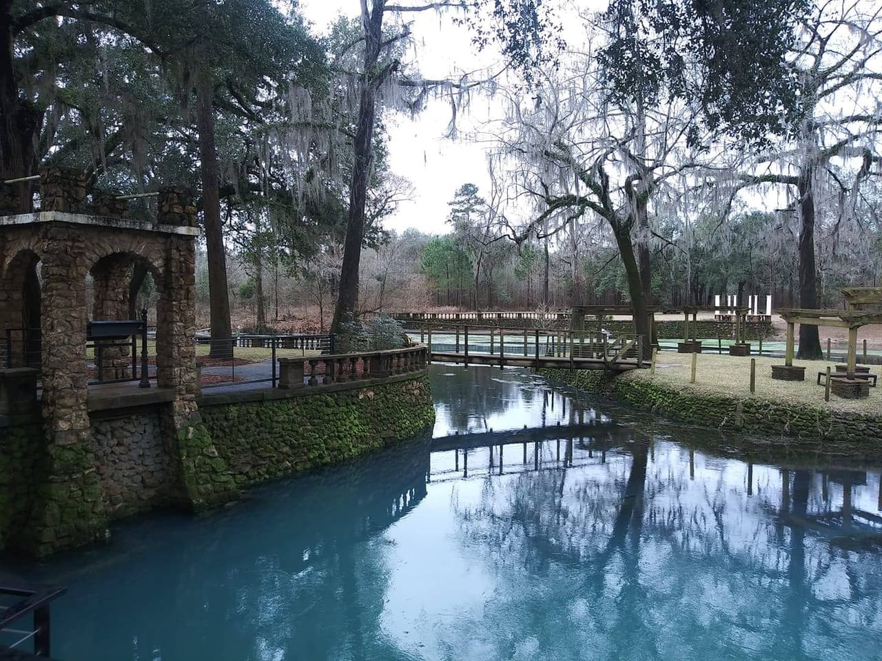 <b>Radium Springs: </b>El manantial natural más grande de Georgia bombea miles de galones de agua de una cueva subterránea, lo que le da a las aguas un brillo turquesa. Conservado como un sitio histórico con senderos de piedra y exuberantes jardines botánicos, Radium Springs Gardens es una de las atracciones más singulares de Georgia. Disfruta de un paseo a la sombra, contemplando las piscinas de aguas cristalinas, antes de remar en el río Flint para buscar otros agujeros azules.
<br>