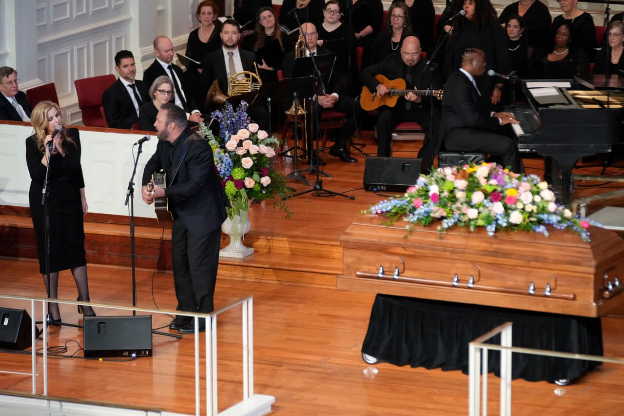 Trisha Yearwood y Garth Brooks cantan durante un servicio de homenaje a la ex primera dama Rosalynn Carter.
