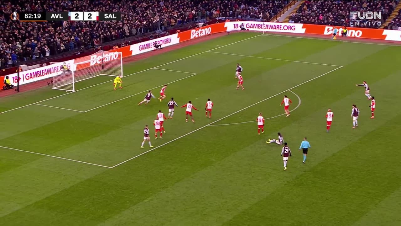 ¡TIRO ATAJADO! disparo por Matty Cash.