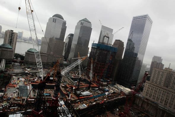 El 11 de septiembre Estados Unidos fue víctima de horrendos ataques terroristas: Al Qaeda secuestró e impactó cuatro aviones contra varios objetivos y que causaron la muerte y destrucción, siendo el episodio que precedería a la guerra de Afganistán y a la adopción por el Gobierno estadounidense y sus aliados de la política denominada de Guerra contra el terrorismo. Los atentados fueron cometidos por diecinueve miembros de la red yihadista Al-Qaida,1 divididos en cuatro grupos de secuestradores, cada uno de ellos con un terrorista piloto que se encargaría de pilotar el avión una vez ya reducida la tripulación de la cabina. Los aviones de los vuelos 11 de American Airlines y 175 de United Airlines fueron los primeros en ser secuestrados, siendo ambos estrellados contra las dos torres gemelas del World Trade Center, el primero contra la torre Norte y el segundo poco después contra la Sur, provocando que ambos rascacielos se derrumbaran en las dos horas siguientes.2 3 El tercer avión secuestrado pertenecía al vuelo 77 de American Airlines y fue empleado para ser impactado contra una de las fachadas del Pentágono, en Virginia. El cuarto avión, perteneciente al vuelo 93 de United Airlines, no alcanzó ningún objetivo al resultar estrellado en campo abierto, cerca de Shanksville, en Pensilvania, tras perder el control en cabina como consecuencia del enfrentamiento de los pasajeros y tripulantes con el comando terrorista.