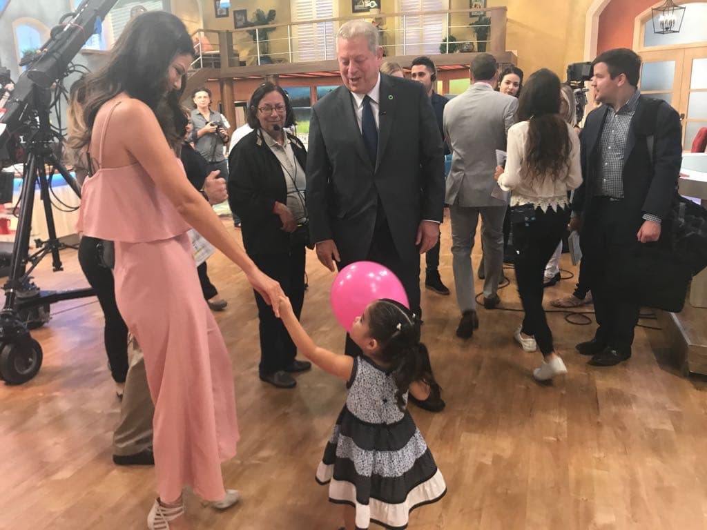 El exvicepresidente de los Estados Unidos Al Gore estuvo de visita y a Giulietta le tocó saludarlo.