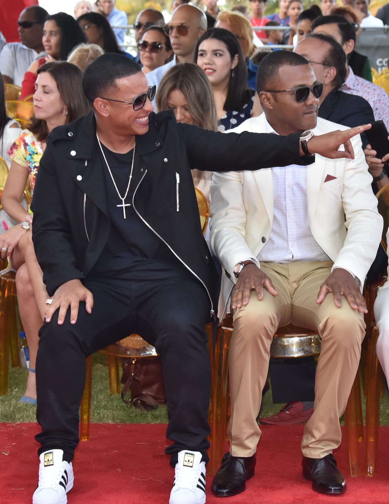 El ex pugilista estuvo sentado con el músico durante la ceremonia de develación.