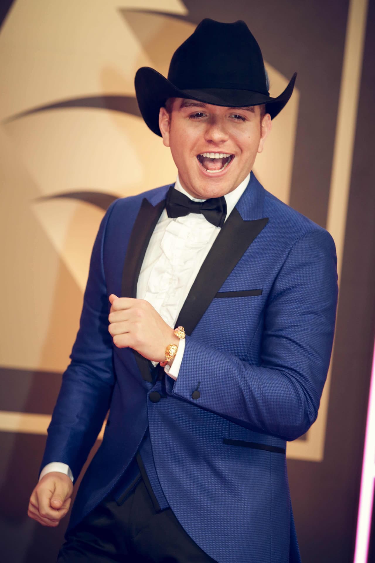 Orgulloso también. 
<b>aclaró que su línea de ropa tiene otros artículos: </b>"Tenemos cintos, pantalones, camisolas, chaquetas". Pero admitió que hay una línea que aún le falta...