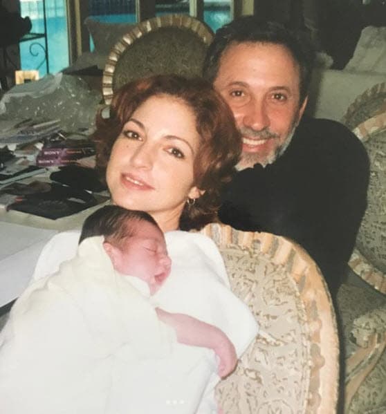 [...] ¡Te extraño como nunca te podrás imaginar! Estoy a tiempo de montarme en el avión ¿qué hago?".